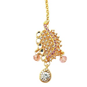 Elegante Maang Tikka Floral con Pedrería Dorada y Piedras Rosas, Accesorio para el Cabello de Novia - Product Image 2