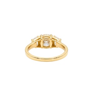 Anillo de Compromiso de Tres Piedras con Diamantes Cultivados en Laboratorio, Corte Redondo y Baguette Cónico, Oro Amarillo de 14K, Peso Total de Diamantes de 2.05 CT - Product Image 2