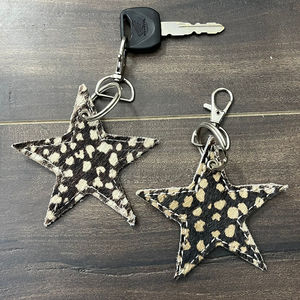 พวงกุญแจรูปดาวพองๆ สไตล์คาวบอย หนังวัวแท้เคลือบเมทัลลิก น่ารัก ใช้เป็นพวงกุญแจหรือของตกแต่งกระเป๋า ของขวัญสุดเทรนดี้ ปี 2025 จาก Western Wholesale - Product Image 4