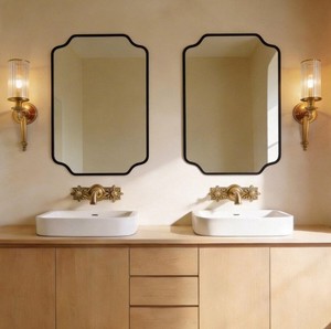Elegante espejo de pared con borde festoneado y una delgada marco de latón vintage, cristal rectangular con esquinas cortadas. - Product Image 1