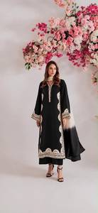 Ensemble prêt-à-porter de créateur avec haut en tissu slub à motifs complexes et broderies, bas en tissu slub et dupatta en soie tabby à imprimé numérique - Product Image 1