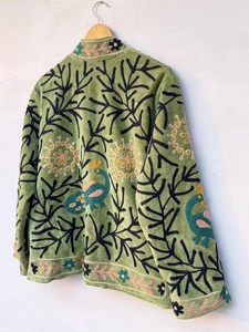 Chaqueta de terciopelo verde salvia con bordado indio de motivos de pavo real, estilo bohemio, corta, hecha a mano, para mujer, estilo Suzani, para invierno. - Product Image 3