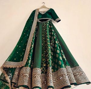 Ensemble Choli traditionnel de qualité supérieure, comprenant un Lehenga Banarasi avec broderies lourdes et un Dupatta, taille unique, idéal pour les fêtes et les mariages. - Product Image 3