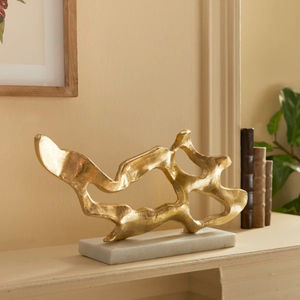 Sculpture ondulée moderne, figurine abstraite dorée sur socle en marbre, décoration de table de luxe pour salon ou bureau - Product Image 1