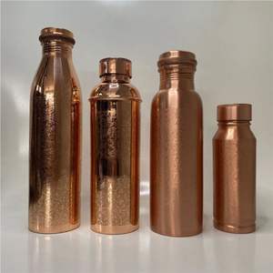 Bouteille en cuivre artisanale de luxe à motifs floraux, finition laquée de qualité supérieure, ensemble cadeau de vaisselle en cuivre pour le yoga et le fitness, fournisseur en gros - Product Image 1