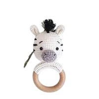Hochet en bois tricoté au crochet en coton doux de haute qualité, motif animal Labbu Ring, pour bébé Bambini, couleur ivoire, modèle Bubu Bunny, par Indian Consigners