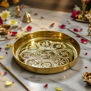 Plateau de prière Pooja en laiton écologique fait main, décoratif, avec symboles religieux hindous sacrés, pour la prière moderne indienne et le temple domestique - Product Image 1