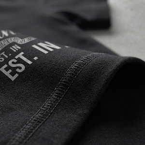 เสื้อยืดแขนสั้นสีดำสำหรับผู้ชาย คอกลม พิมพ์ลายธงชาติอเมริกัน ทรงปกติ ผ้าเจอร์ซีย์คอตตอน 100% - Product Image 3
