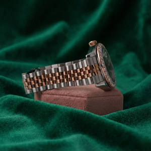 Montre de luxe à deux tons avec lunette sertie de diamants, cadran noir, acier inoxydable, or rose, affichage de la date - Product Image 4