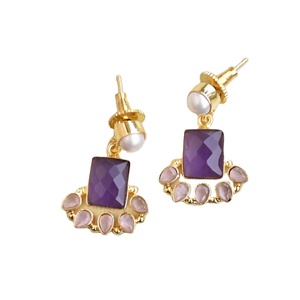 Pendientes de latón al por mayor con amatista y perlas de agua dulce, chapados en oro de 18 quilates, joyería clásica y moderna para exportación a granel. - Product Image 1