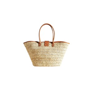 Complétez vos tenues pour les journées ensoleillées avec ce sac élégant en fil naturel, qui présente une silhouette unique et des accents en cuir. - Product Image 5