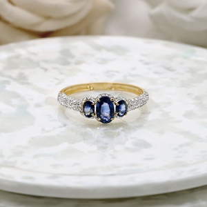 Vente en gros de bague halo à trois pierres en saphir bleu ovale naturel en or jaune 14 carats, bijoux Memoria - Product Image 3