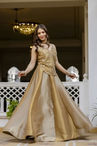 Ensemble de vêtements ethniques festifs pour femmes, comprenant un lehenga en viscose Banarasi, une blouse brodée à la main, un dupatta en dentelle brodée et une jupe évasée cousue. - Product Image 2