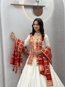 ชุดเดรสผ้าไหมดีไซเนอร์ Shinon Kurti Lehenga Dupatta 3 ชิ้น พร้อมงานปักหนัก ชุดงานเทศกาลสไตล์ชาติพันธุ์สำหรับผู้หญิง - Product Image 2