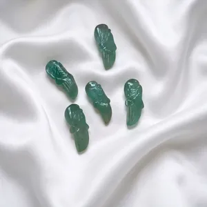 Piedra Natural de Fresa Verde Tallada en Forma de Loro, Gema de 10x30mm, 25 Quilates, 5 Gramos, Mugalart para Joyería, de Rajasthan - Product Image 1