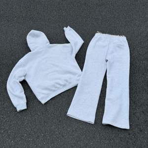 Conjunto Deportivo Unisex de Dos Piezas en Gris Jaspeado con Sudadera con Capucha y Pantalones de Doble Cintura, Apliques Bordados y Estampado de Leopardo - Product Image 2