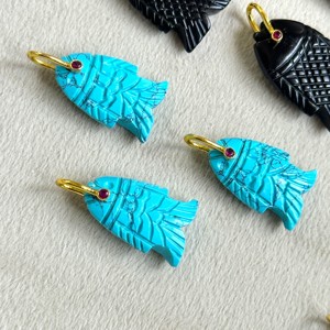 Pendentif poisson en pierre précieuse turquoise bleue AAA, taille 1 pouce, sculpté à la main, breloques poisson en cristal de pierre dans de l'argent 925, bijoux de haute qualité - Product Image 1