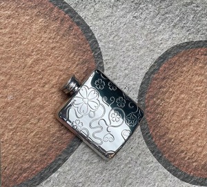 กระติกน้ำเงินสลักลายคุณภาพสูงสำหรับเป็นของขวัญ กระติกน้ำสำหรับผู้หญิงทันสมัย และอุปกรณ์พกพาเครื่องดื่มสำหรับผู้หญิงจากอินเดีย - Product Image 2