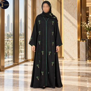 Abaya Palm Tree pour femmes en noir avec passepoil émeraude et manches larges |   Robe élégante et fluide, modeste, avec broderie de palmiers - Product Image 2
