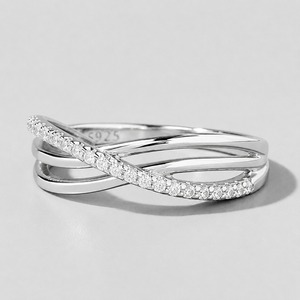 Anillo Cruzado Minimalista y Elegante con Diamantes, Plata 925, Engaste Pavé, Unisex, Banda de Eternidad, Diseño Geométrico, Bañado en Rodio - Product Image 4