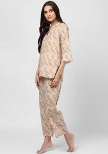 Hermoso Pijama largo hasta el suelo de algodón con estampado de bloque de mano con motivo de pluma gris melocotón para mujer, ropa de salón con dos bolsillos laterales espaciosos - Product Image 3