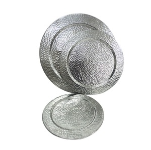 Assiettes de présentation rondes de luxe en argent martelé élégantes pour la décoration de tables de mariage, d'hôtels et de banquets - Product Image 2