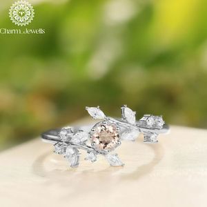 Bague de fiançailles en moissanite taille coussin Charm Jewels, plaqué or rose 18 carats, sertie à griffes, certifiée IGI, pour femme, romantique - Product Image 6