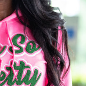 Sudadera con Capucha Rosa para Mujer, Diseño Gráfico Sorority, Sudadera Informal de Manga Larga con Capucha, Estilo Urbano - Product Image 4