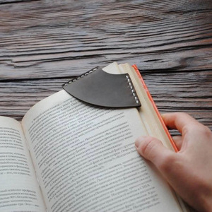 Marcador de página hecho a mano con forma de hoja de arce en cuero para diarios, agendas y colecciones de lectura, a la venta a precio de mayoreo. - Product Image 6