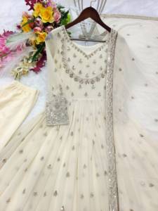Élégante Robe Anarkali Crème Brodée, Tenue Traditionnelle Indienne pour Mariage, en Faux Georgette avec Broderie et Sequins, avec Pantalon - Product Image 3