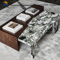 Table basse en marbre français de luxe, présentant des objets décoratifs, design moderne, salon, villa, hôtel, table en marbre