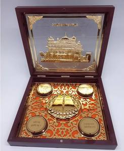 Hermosa Caja Ecológica Espiritual de Acero Inoxidable Hecha a Mano con Diseño de Templo Dorado, Arte Decorativo, Monedas Charan Paduka para Boda - Product Image 1