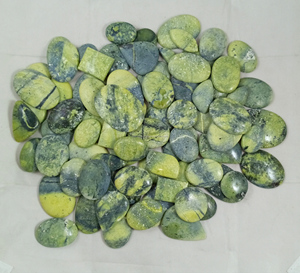 Radha Arts - Gemas de Serpentina Verde Pulida de Forma Libre, Cabujones Facetados, Cristales Curativos, 20-35mm, Venta al por Mayor a Granel - Product Image 1