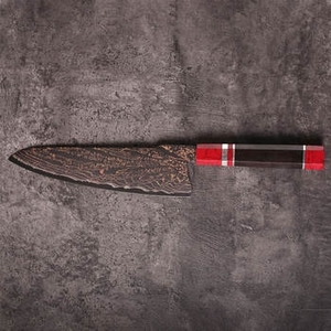Cuchillo Santoku de lujo de acero damasco y cobre con mango de madera equilibrado para preparación y corte de alimentos en cocinas profesionales. - Product Image 3