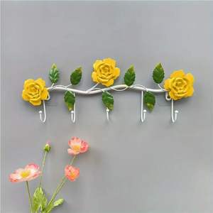 Estante de pared floral de hierro forjado duradero con 5 ganchos |   Gancho Metálico Decorativo Resistente para Boutique y Hotel, Ganchos de Pared Rústicos con Diseño Floral - Product Image 4