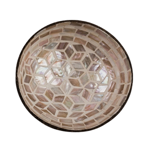 Bol en coquille de noix de coco avec détails gravés élégants, design éco-responsable, surface lisse et polie pour cuisines - Product Image 1