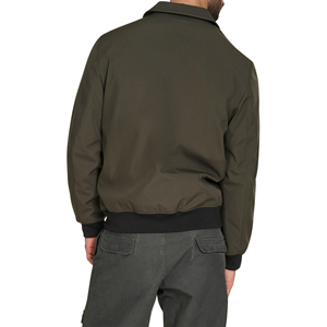 Cierre completo con cremallera para un fácil uso y estilo bomber clásico, ideal para las necesidades modernas y funcionales de ropa exterior. - Product Image 6