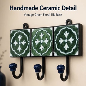 Perchero de pared de 3 ganchos de cerámica artesanal con diseño floral verde tradicional - Product Image 3