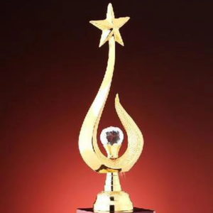 ถ้วยรางวัลรูปดาวลายเกลียวสีทองอันงดงามพร้อมคริสตัลด้านกลาง มีจำหน่ายในราคาขายส่ง - Product Image 1