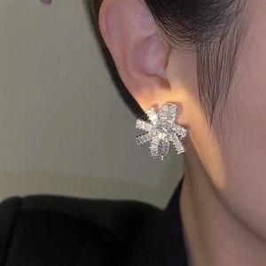 Boucles d'oreilles clous unisexes de luxe en diamant naturel taille brillant, or massif 18 carats, cadeau de mariage, bijoux de fête, design étoile étincelante - Product Image 3