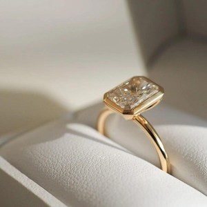 แหวนมอสซาไนต์ทรงเรเดียนท์คัท เงินแท้ 925 ชุบทอง 3.50 กะรัต ประดับแบบช่อง ดีไซน์หรูหรา วินเทจ คลาสสิก แหวนแต่งงาน - Product Image 5