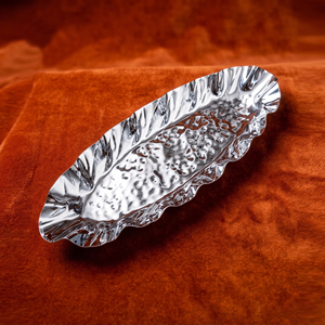 Bandeja de metal ovalada de lujo con borde ondulado para servir, acabado perfecto para buffet de hotel y catering. - Product Image 2