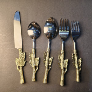 Ensemble de couverts en acier inoxydable et laiton ergonomique à haute arche, résistant à la rouille, écologique et durable, 5 pièces, motif de feuilles de fleurs en relief - Product Image 6