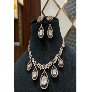 Hermoso Juego de Collar y Aretes Clásicos de Moissanita Chapados en Oro Antiguo, Regalo de Compromiso, Boda, Fiesta, para Mujer - Product Image 1