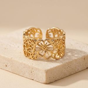 Bague à motif floral avec bande ouverte réglable en or 18 carats PVD pour femmes, accessoires de mode quotidiens - Product Image 4