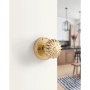 Bouton de porte en métal de qualité assurée, parfaitement façonné en forme de fleur, apporte équilibre et beauté à toute l'entrée. - Product Image 3