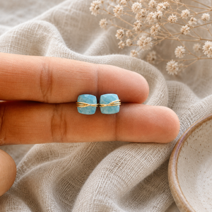 Boucles d'oreilles en turquoise naturelle |   Boucles d'oreilles clous tendance plaquées or avec pierres précieuses taille coussin de 8 mm - Product Image 1