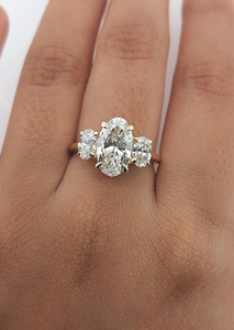 Bague de fiançailles classique en diamant de laboratoire ovale brillant de 2 carats, or blanc plaqué platine 14 carats, certifiée IGI, bijoux unisexe - Product Image 1