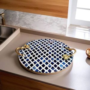 Conteneur alimentaire rond en bois laqué marocain avec poignées en laiton, motif bleu et blanc, finition polie, utilisation en cuisine, passe au lave-vaisselle - Product Image 3