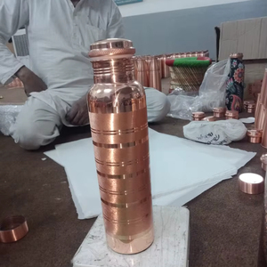 Bouteille d'eau en cuivre martelé doré Antique Creations, motif diamant, 32 oz, étanche, compatible lave-vaisselle et micro-ondes, personnalisable - Product Image 1